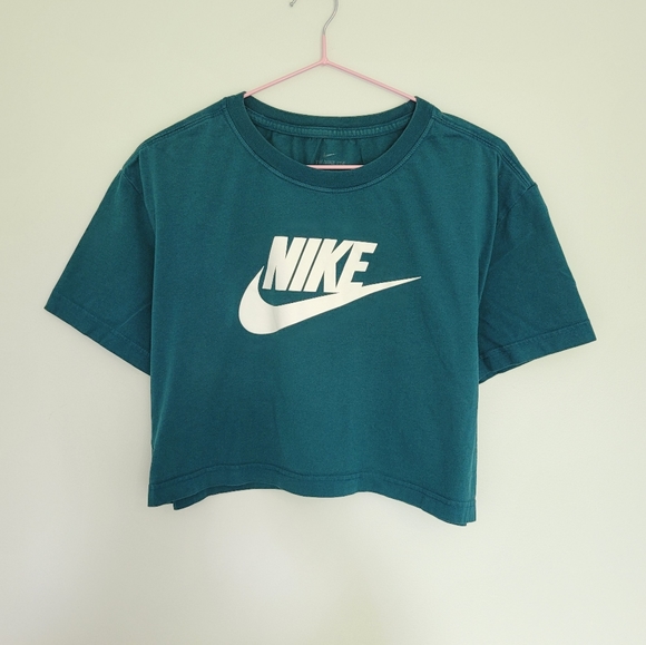 EUC Set of 3 Nike crop tops size S-M - Picture 6 of 7